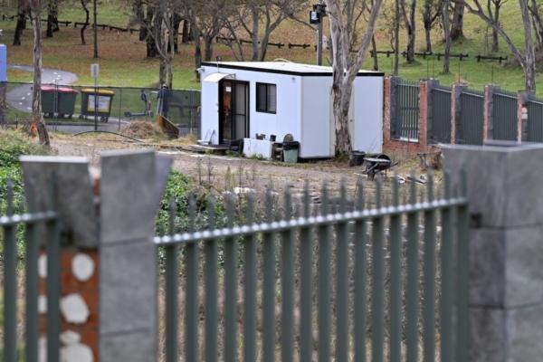A demountable shack is seen on the site of the former Russian embassy site in Canberra on June 23, 2023. A lone diplomat is refusing to leave the Commonwealth land formerly held by the Russians for a future embassy, triggering a stand-off with the Australian Federal Police. (AAP Image/Mick Tsikas)