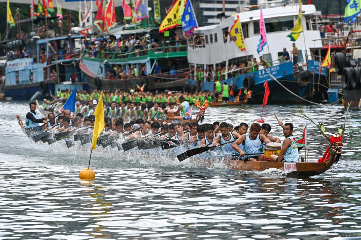The participating athletes tried their best in the dragon boat race held in Aberdeen, Hong Kong, on June 22. (Sung Pi-Lung/The Epoch Times)