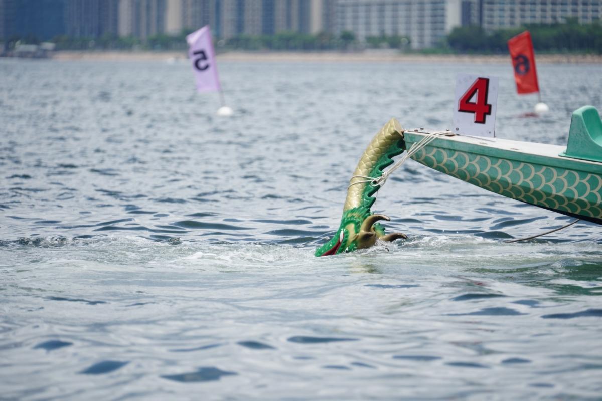 A No. 4 dragon boat in Tai Po broke its "dragon head (at the bow)" after crossing the finish line. (Benson Lau/The Epoch Times)