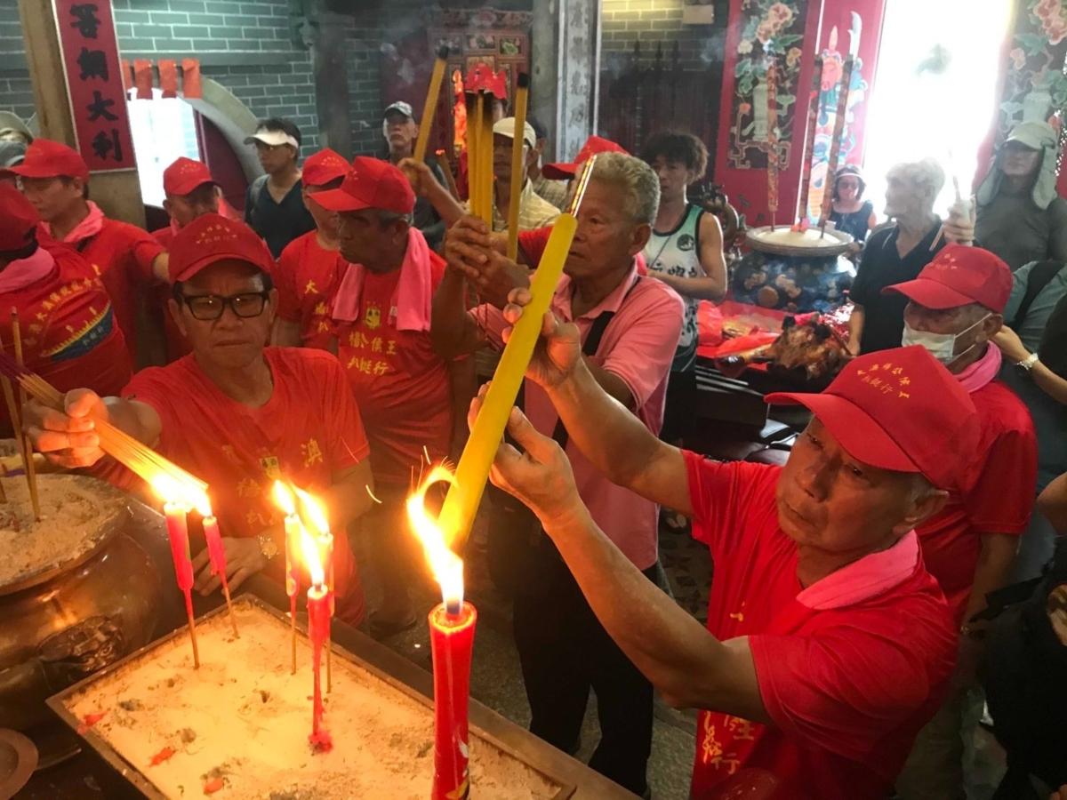 On June 22, before the dragon boat festival in Tai O Fishing Village, the fishing boat group members went to the Yeung Hou Temple to worship the Gods. (Courtesy of Wong Chi-keung)