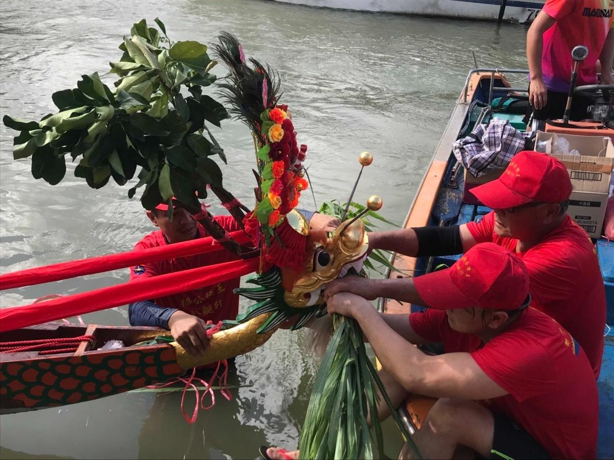 Before the Dragon Boat Festival, members of the Boat Rowing Club went to the Yeung Hou Temple to perform a "plucking the greens" ceremony for the dragon boat. (Courtesy of Wong Chi-keung)