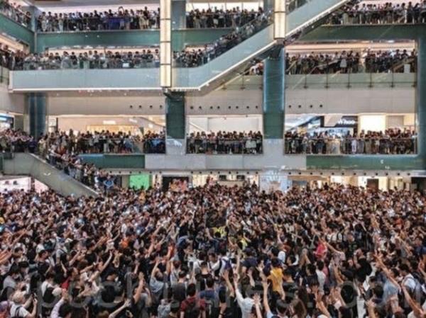 A large crowd gathered on different levels of the New Town Plaza in Shatin, chanting “Glory to Hong Kong,” on Sept. 11, 2019. (Adrian Yu/The Epoch Times)
