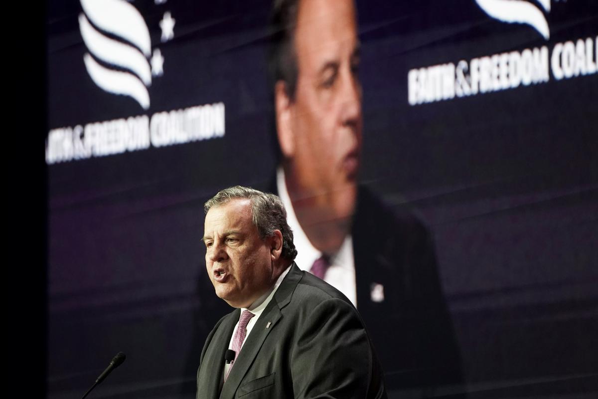 Christie Gets Applause, Cheers After Being Booed on Stage for Criticizing Trump