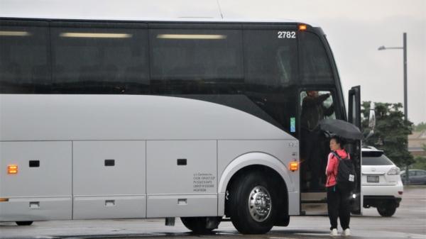 One of the buses taking protest participants to Ottawa, preparing to take off from the Richmond Hill, Ont., area on the morning of June 24, 2023. (The Epoch Times)