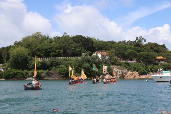 Dragon Crafts came to the Tian-Hou Temple at Sai-Wan (west bay) of Cheung-Chau in<br/>June 2021. （TM Chan/The Epoch Times)