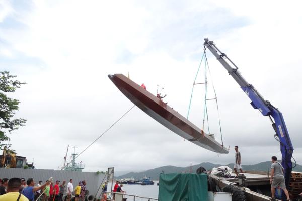 The 82 feets long traditional dragon craft need to be lowered into the sea using a crane in June 2023. （Courtesy of Ka-shi Kwong）