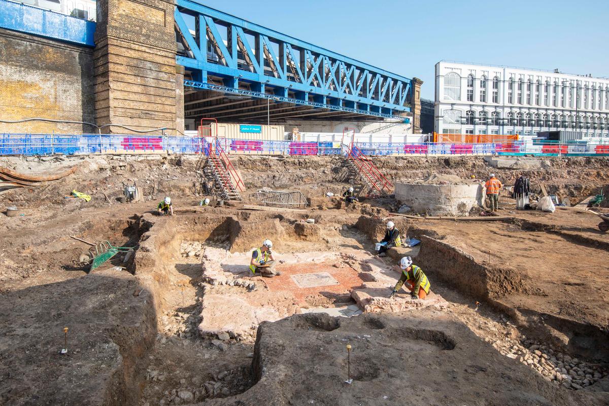 Archeologists work on a Roman mausoleum that was uncovered just a stone's throw from London Bridge station. (© MOLA)