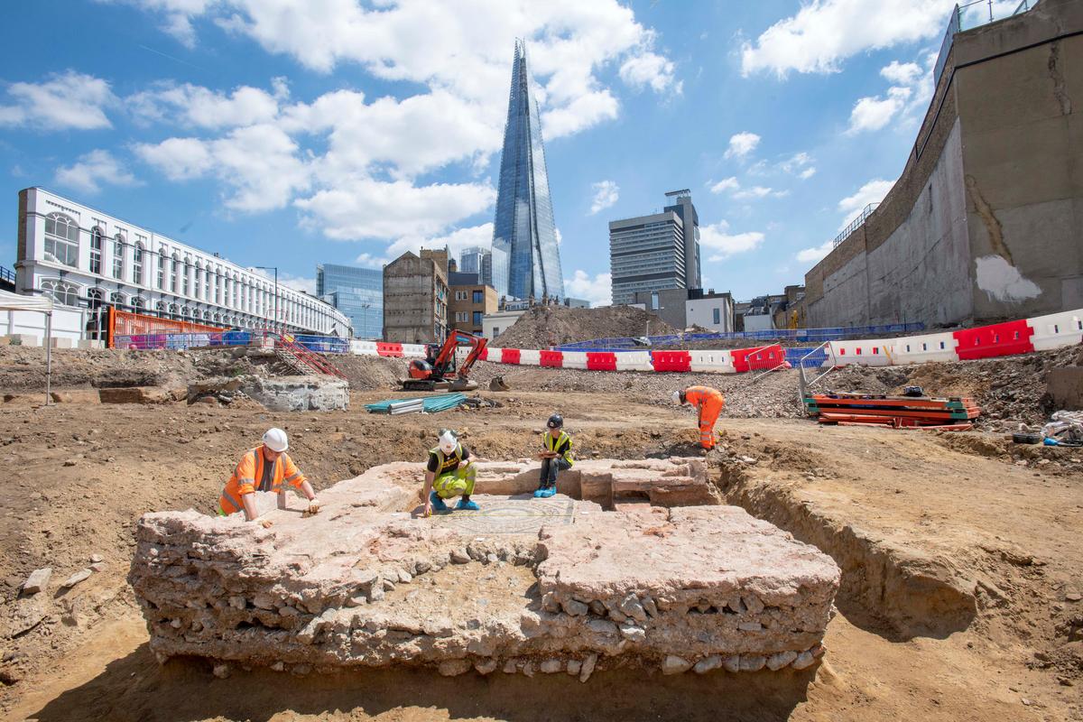 Researchers work on what once was a Roman mausoleum at The Liberty of Southwark development site. (© MOLA)