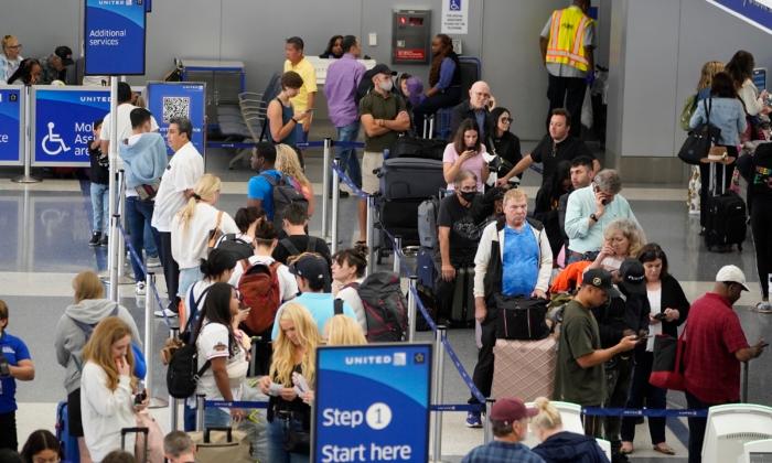 Hundreds of Thousands of Travelers Suffer Through Another Day of Flight Cancellations