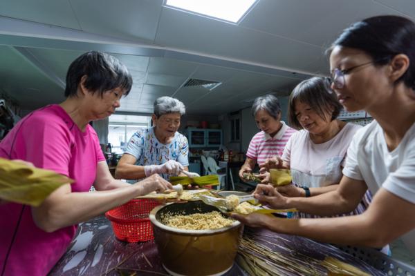 <span class="s1">On June 23, 2023, a group of locals from Kam Sheung Road, Yuen Long gathered to make ash-water dumplings for the Dragon Boat Festival.</span> (Benson Lau/The Epoch Times)