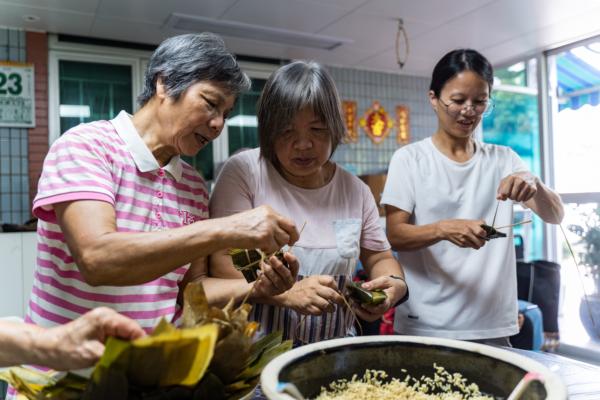 Local ladies making ash-water dumplings for the dragon boat festival. (Benson Lau/The Epoch Times)