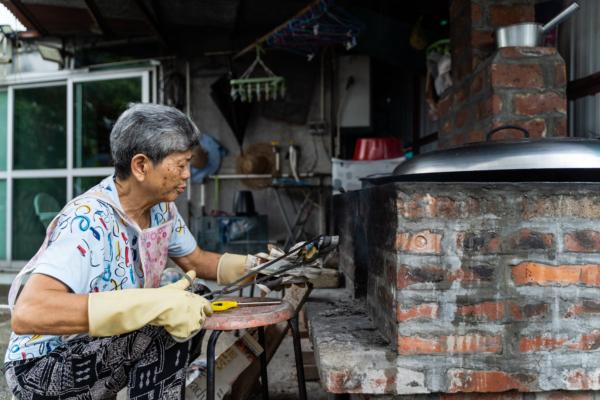 Cooking with firewood adds layers of flavor to the ash-water rice dumplings. (Benson Lau/The Epoch Times)