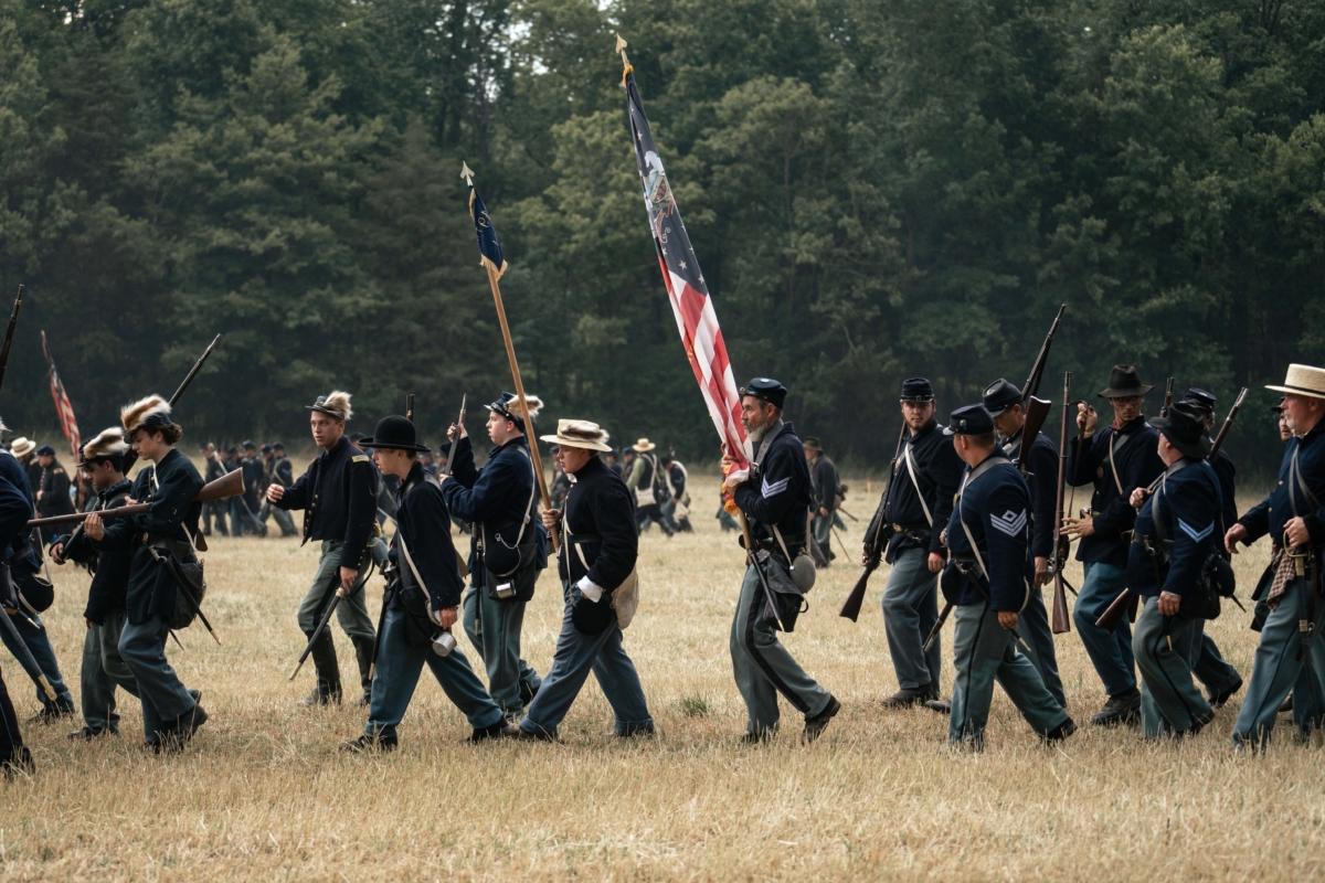 Union soldier re-enactors marching. (Samira Bouaou/The Epoch Times)