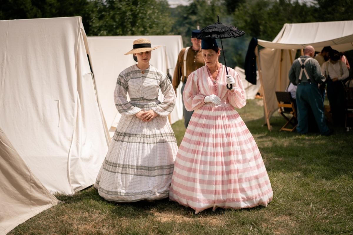 Ladies in fashionable Victorian-era dress. (Samira Bouaou/The Epoch Times)