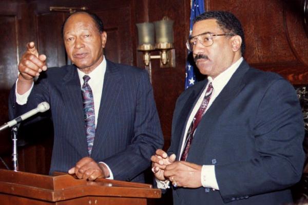 Former Los Angeles Mayor Tom Bradley (L) fields journalist's questions during a joint press conference with former L.A. Police Chief Willie Williams (R) in Los Angeles, on April 6, 1993. (Mike Nelson/AFP via Getty Images)