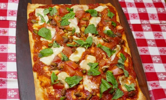 Tomato Mozzarella Flatbread Is an Easy-to-Make Vegetarian Dinner