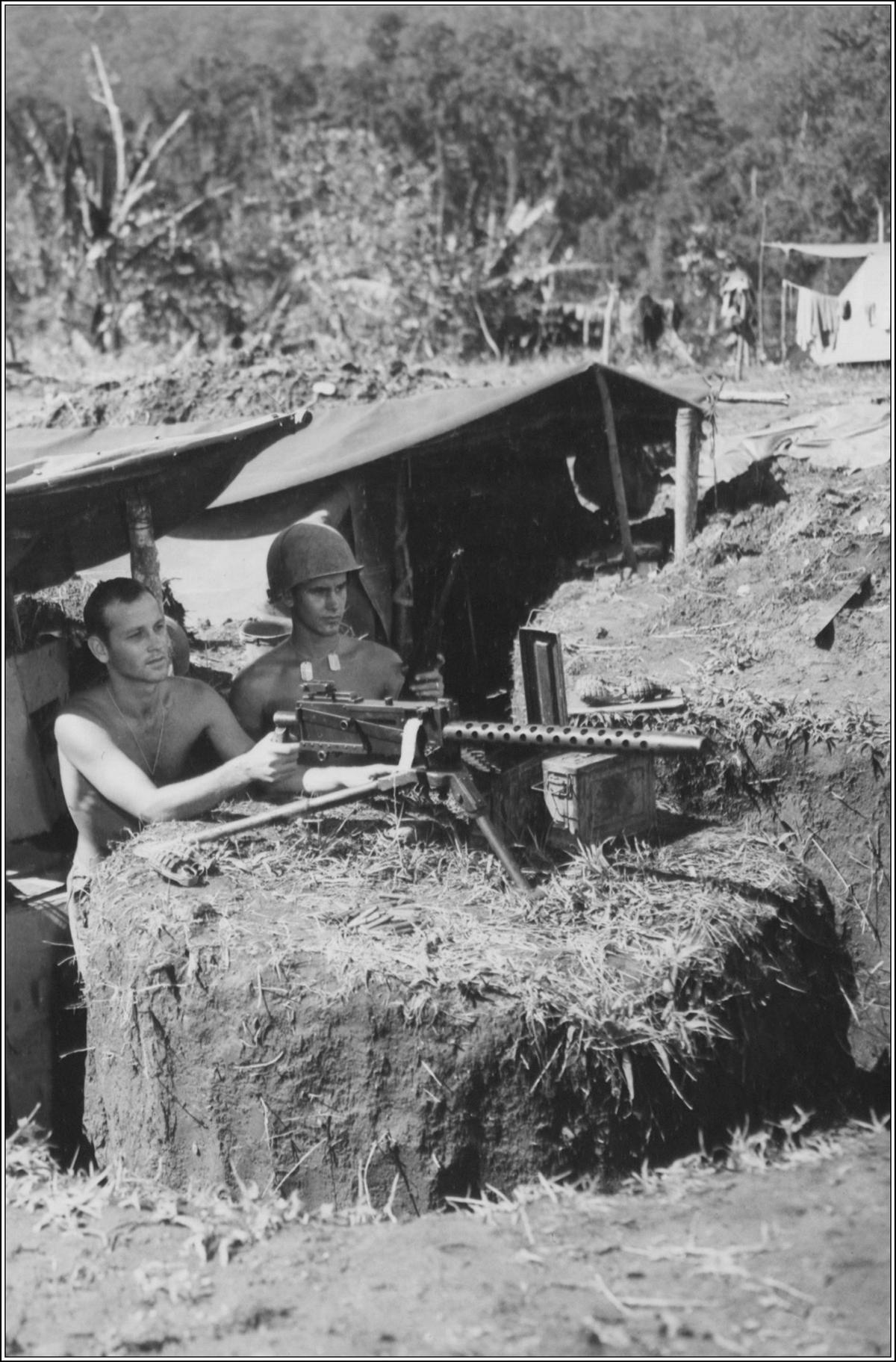 Sgt. Don Singery (L) and Cpl. John D. Moore man a .30-caliber machine gun on Manarawat’s perimeter. (<span style="font-weight: 400;">U.S. Army Archives</span>)