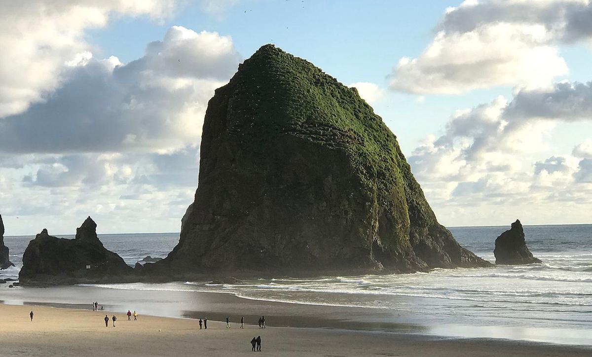 Haystack Rock in Oregon. (<a href="https://en.wikipedia.org/wiki/Haystack_Rock#/media/File:Haystack_Rock_northwest_face.jpg">Kirkouimet</a>/<a href="https://creativecommons.org/licenses/by-sa/4.0/">CC BY-SA 4.0</a>)