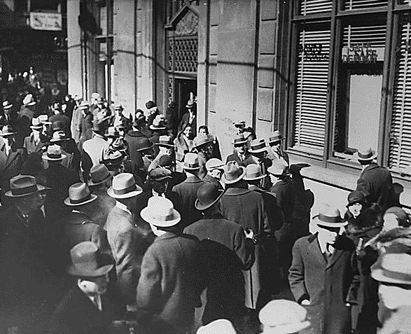 Crowds of depositors gathered outside of the banks after the Clearing House Association announced withdrawals would be limited to five percent of deposits on Feb. 28, 1933. (Wikimedia Commons)
