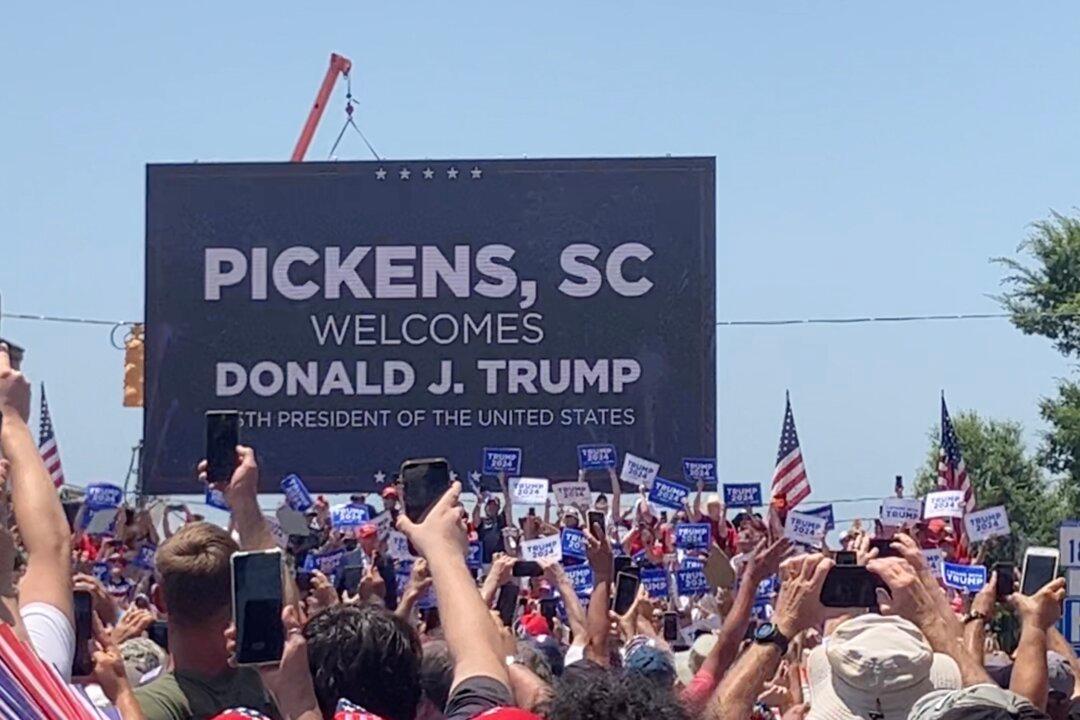 Massive Crowd Comes to Small Town to Support Trump Despite Indictment
