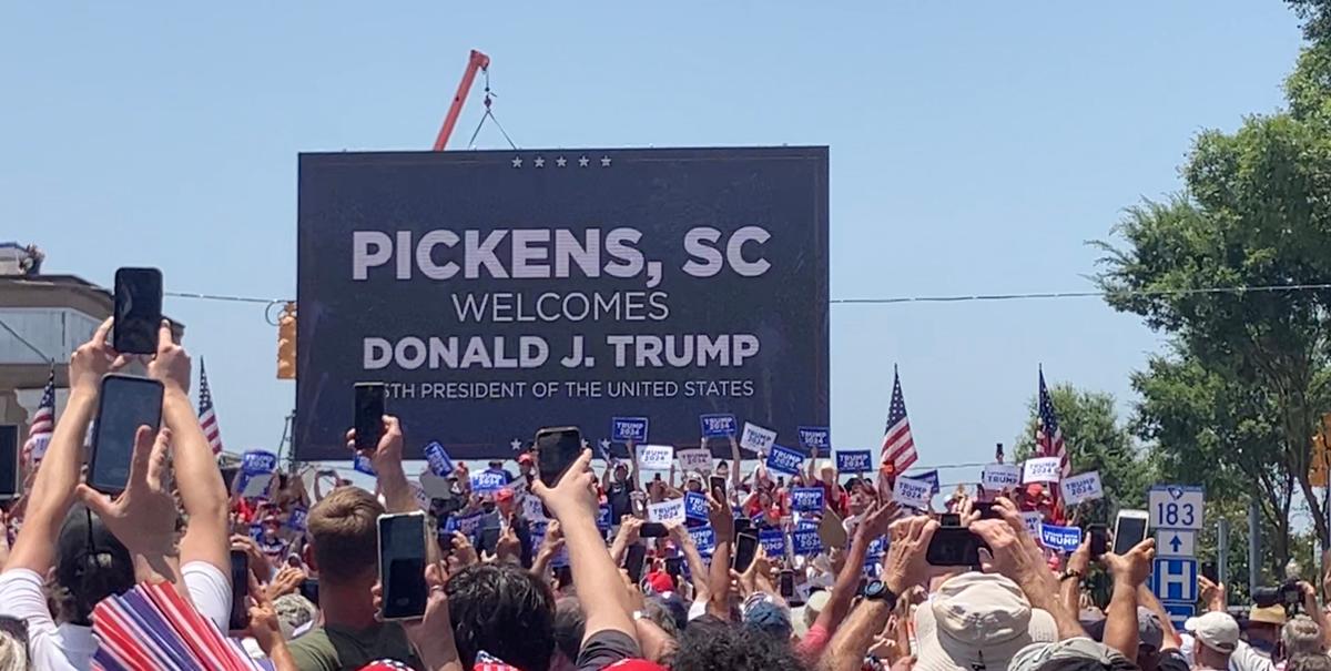 Massive Crowd Comes to Small Town to Support Trump Despite Indictment