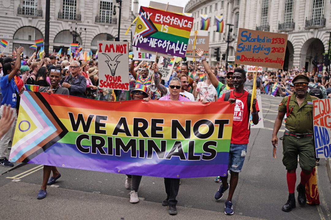Metropolitan Police Says Dress Code ‘has not Changed’ and Thin Blue Line Badge Unapproved