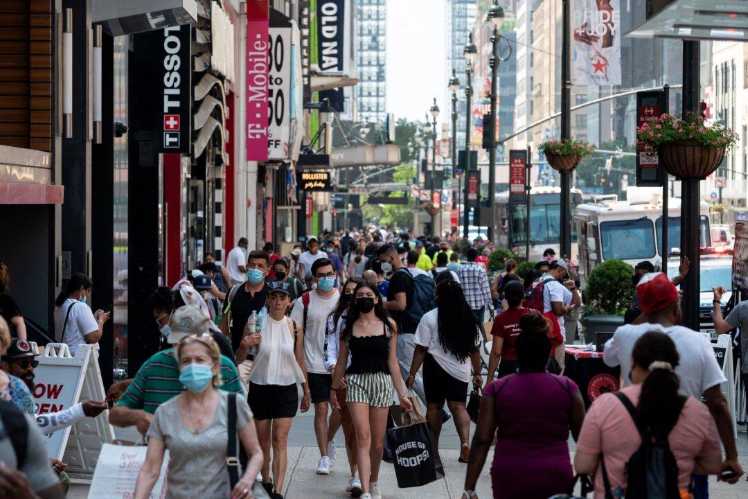 US Economy Surges 4.9 Percent, Fueled by Consumer, Government Spending