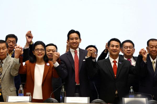 Move Forward Party leader Pita Limjaroenrat holds hands with coalition party leaders following a meeting with coalition partners in Bangkok, Thailand, on May 18, 2023. (Athit Perawongmetha/File Photo/Reuters)