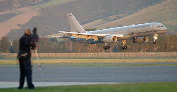 A Royal New Zealand Air Force Boeing 757 lands at Dunedin International Airport, New Zealand, on March 5, 2005. (Craig Baxter/Getty Images)
