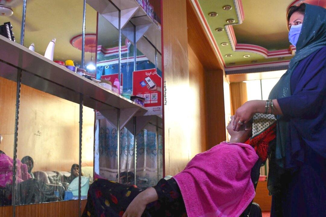 Taliban Orders Hair and Beauty Salons in Afghanistan to Close