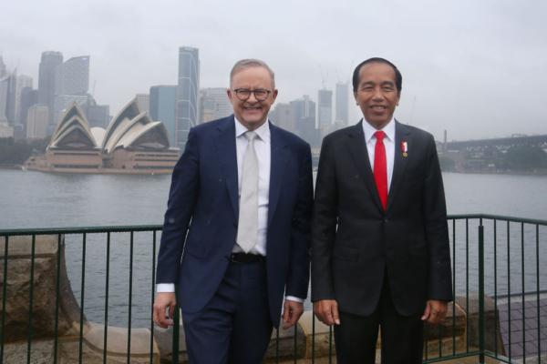 Australian Prime Minister Anthony Albanese poses with Indonesian President Joko Widodo at Admiralty House in Sydney, Australia, on July 4, 2023. (Lisa Maree Williams/Getty Images)