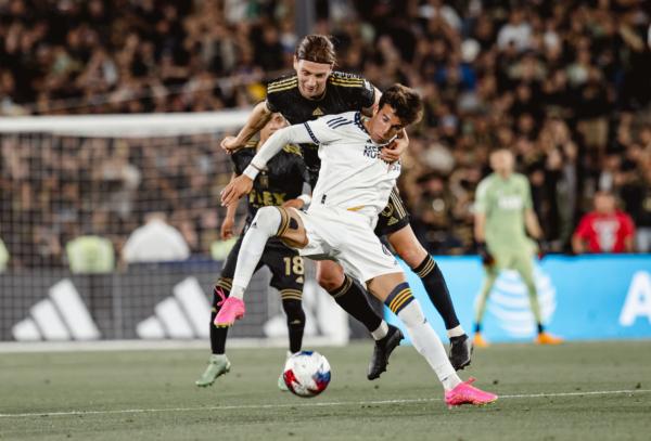 LA Galaxy midfielder Riqui Puig (6) holds off LAFC midfielder Ilie Sanchez (6) in the latest 'El Clasico' match at the Rose Bowl in Pasadena, Calif., on July 4, 2023. (Courtesy of LAFC via The Epoch Times)