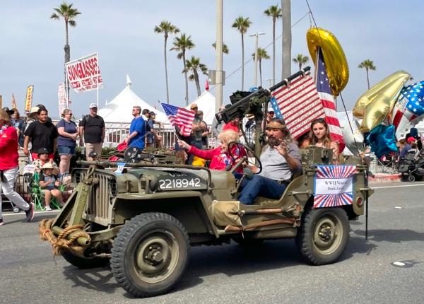 Doris Zavala, a 104-year-old World War II veteran, appears in the 119th Fourth of July Parade in Huntington Beach, Calif., on July 4, 2023. (Sophie Li/The Epoch Times)