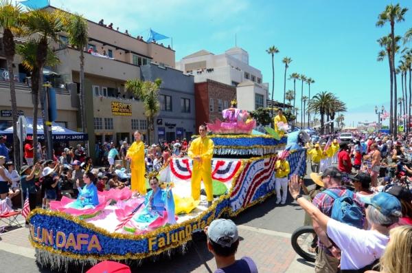 Falun Dafa float appears in the 119th Fourth of July Parade in Huntington Beach, Calif., on July 4, 2023. (Alex Lee/The Epoch Times)