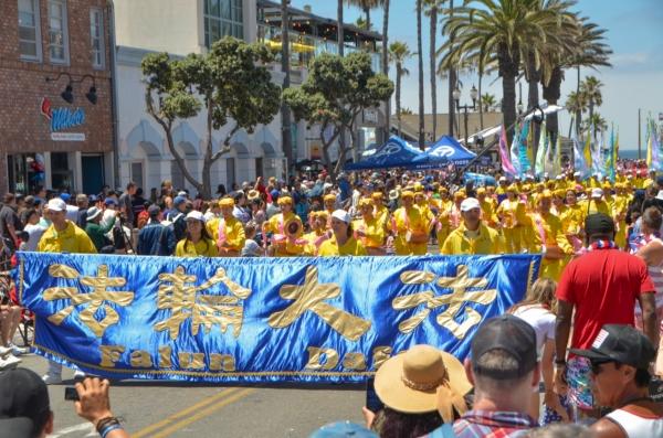 Hundreds of Falun Dafa adherents walk in the 119th Fourth of July Parade in Huntington Beach, Calif., on July 4, 2023. (Alex Lee/The Epoch Times)