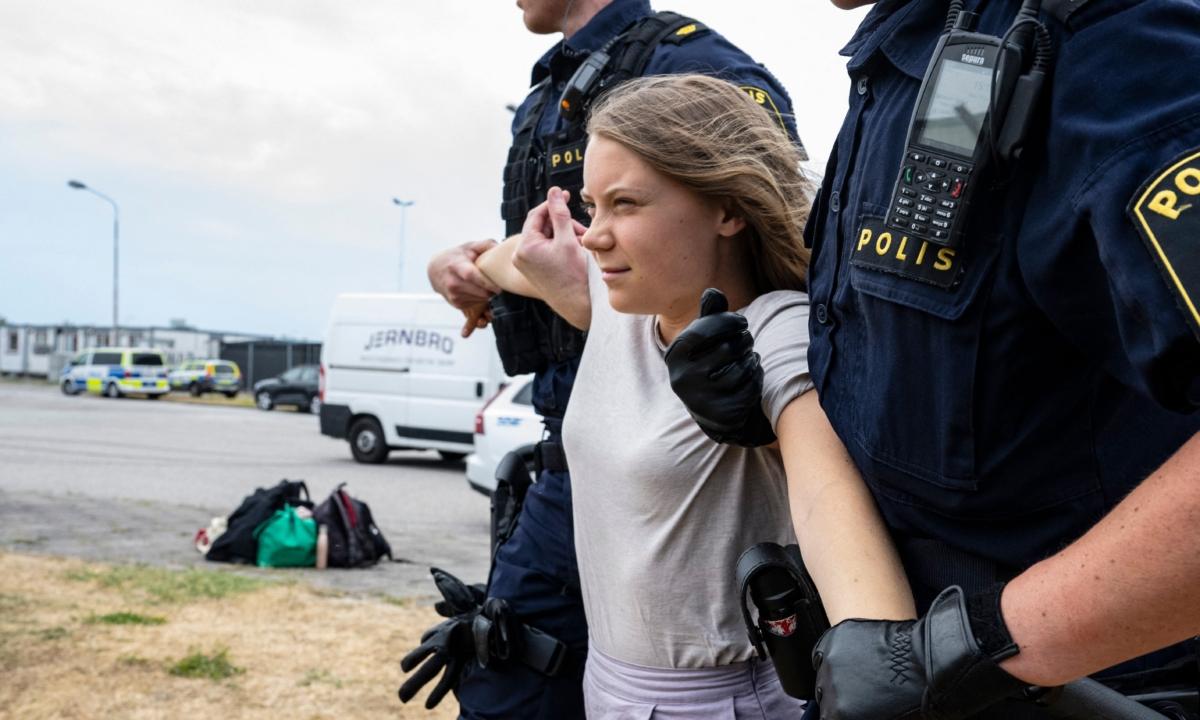  Police officers carry Swedish climate activist Greta Thunberg away together with other climate activists from the organization Ta Tillbaka Framtiden (Reclaiming the Future), who block the entrance to Oljehamnen neighbourhood in Malmo, Sweden, on June 19, 2023. (Johan Nilsson/TT News Agency/AFP via Getty Images)