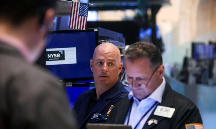 Dow Drops 200 Points After Fitch Downgrades US Credit Rating, Treasury Boosts Bond Sales