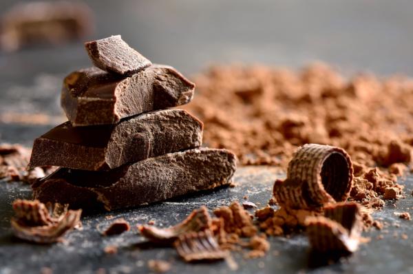Dark chocolate stack, chips and powder. (Fortyforks/Shutterstock)
