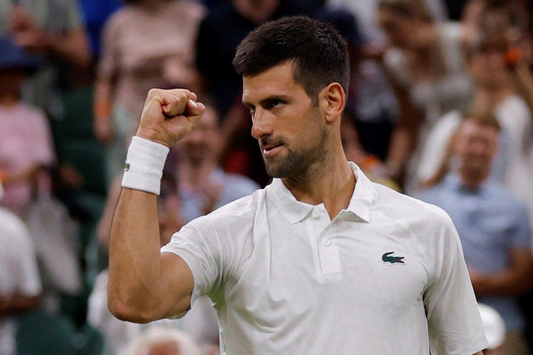 Djokovic Beats Wawrinka Just Before Closing Time