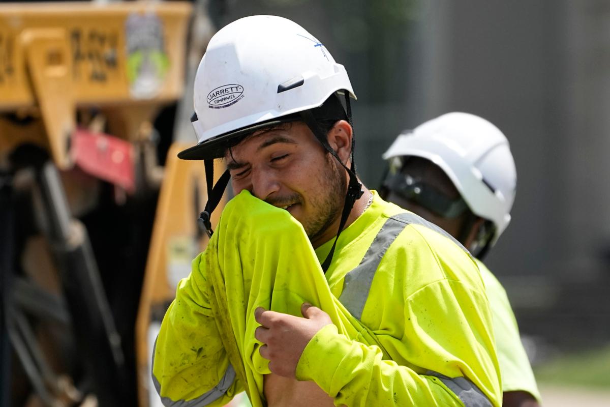 Construction worker Fernando Padilla wipes his face as he works in the heat, in Nashville, Tenn., on June 30, 2023. (George Walker IV/AP Photo)