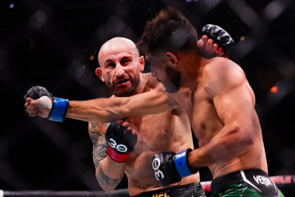 Alexander Volkanovski (L) fights Yair Rodríguez during a featherweight mixed martial arts bout during UFC 290 in Las Vegas on July 8, 2023. (Wade Vandervort/Las Vegas Sun via AP)