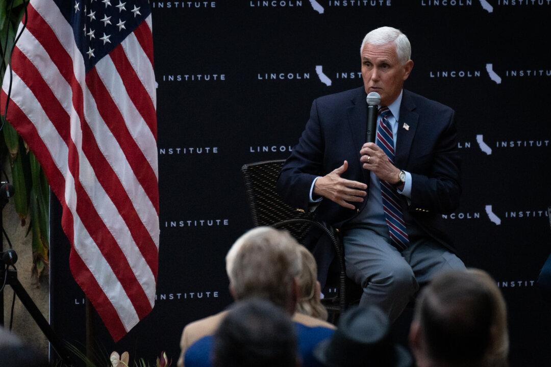 Tucker Carlson Questions Pence About Jan. 6 Capitol Breach