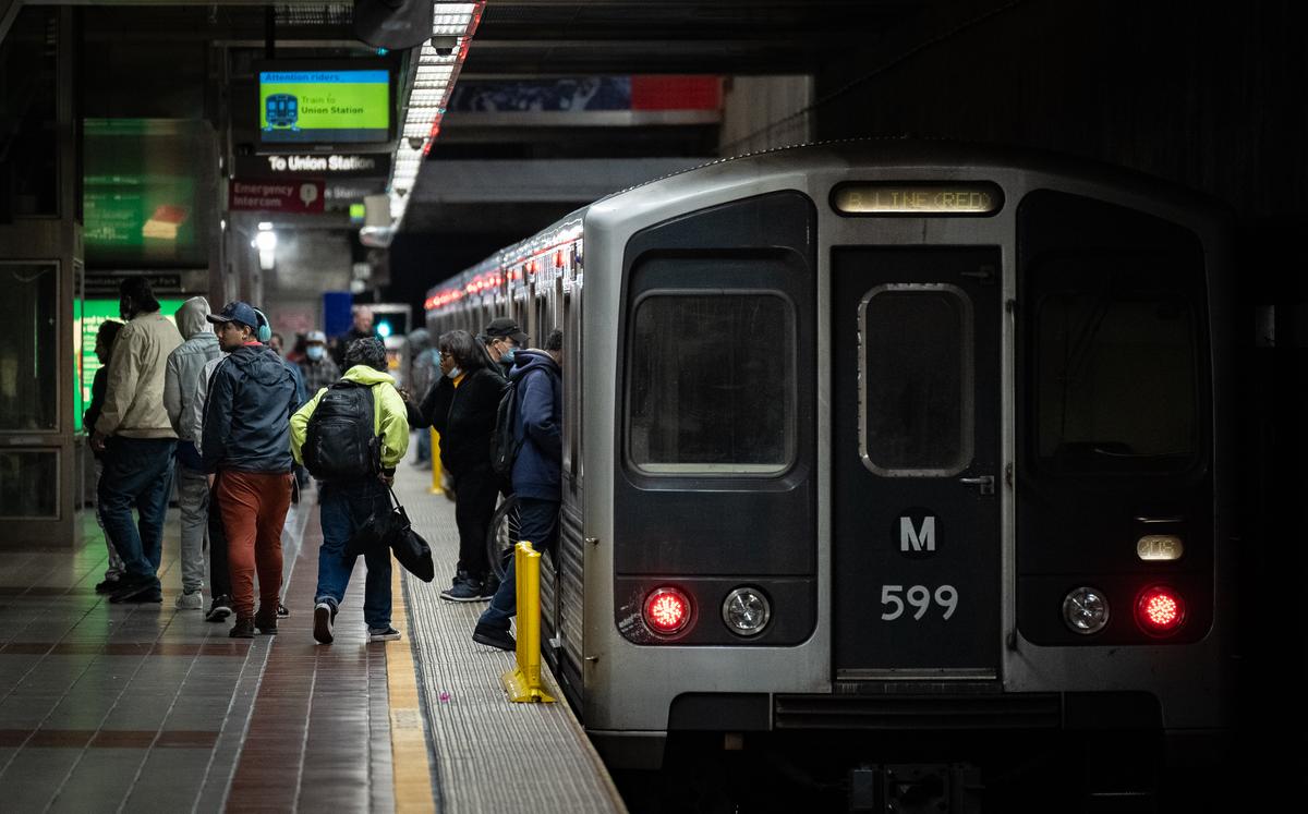 Los Angeles Police Search for Suspect Who Fatally Stabbed Man on Metro Train