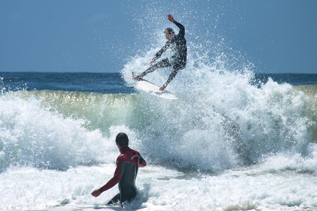 Monster Waves Expected to Hit California Coast