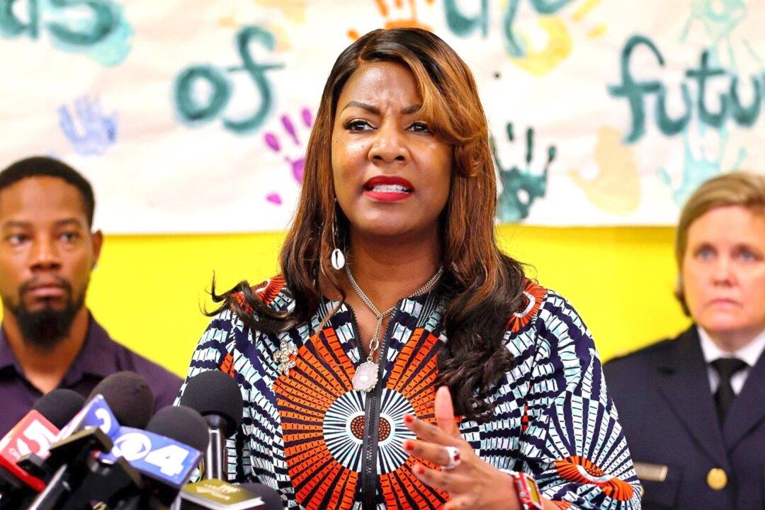 Leaked Private Texts Question St. Louis Mayor’s Gun Control Stance