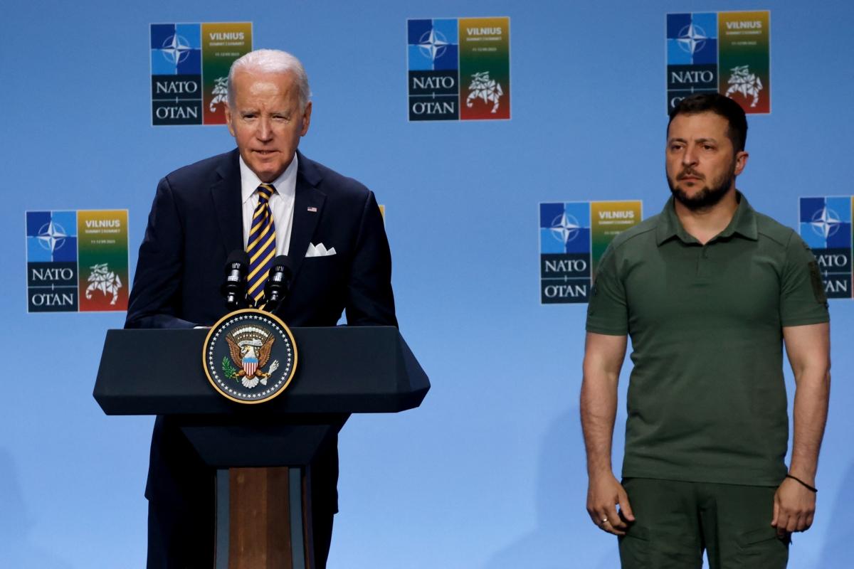  U.S. President Joe Biden (L) delivers his speech flanked by Ukraine's President Volodymyr Zelensky during an event with G-7 leaders to announce a Joint Declaration of Support for Ukraine during the NATO Summit in Vilnius, Lithuania, on July 12, 2023. (Ludovic Marin/AFP via Getty Images)