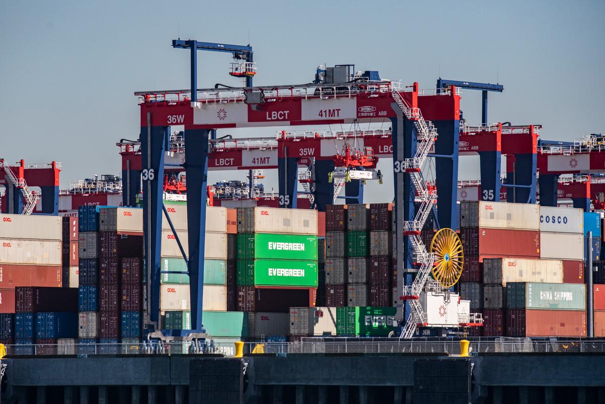 Record Tariff Revenue Boosts US Budget Surplus in April: Treasury