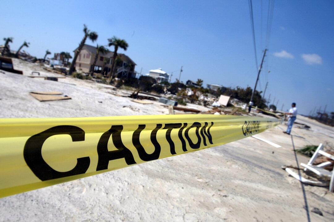 Outdoor Deck Collapses at an Alabama House, Seriously Injuring at Least 6