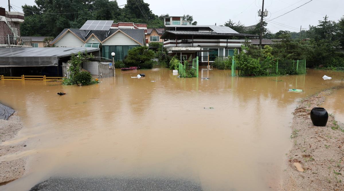 At Least 31 Killed by Heavy Rains in South Korea; Rescuers Hunt for Missing People