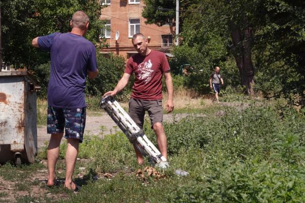 A man standing next to the remains of a missile that dropped cluster bombs in a residential housing complex in Sloviansk, Ukraine, on June 27, 2022. (Scott Olson/Getty Images)
